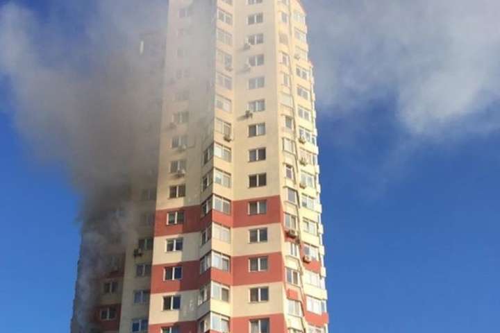 Під час серйозної пожежі в Києві постраждали жінка й дитина