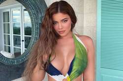 Самая сексуальная миллиардерша в крошечном бикини обнажила знаменитые выпуклости