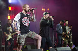 Ляпис Трубецкой 25 лет назад воспел Лукашенко. Раритетное видео