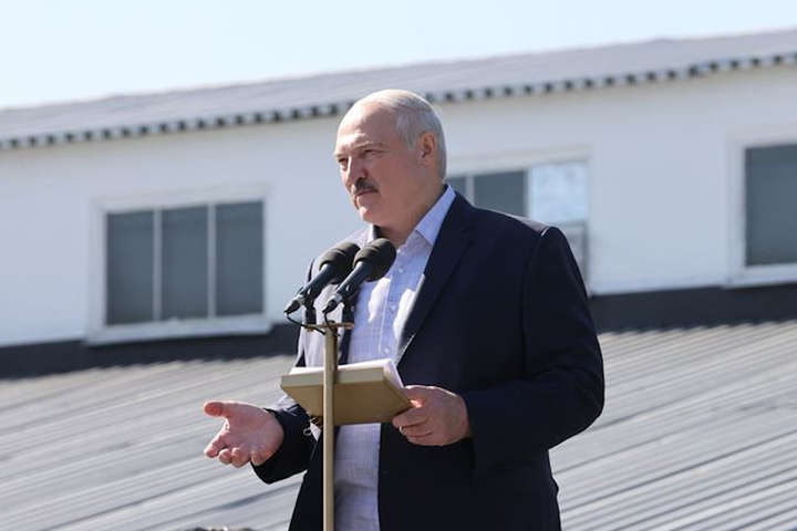 Як Лукашенко спілкується зі своїм народом. Відео зустрічі з протестувальниками
