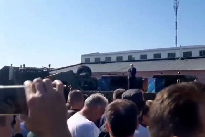 Працівники Мінського заводу колісних тягачів зустріли Лукашенка скандуванням «Іди!» (відео)