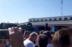 Працівники Мінського заводу колісних тягачів зустріли Лукашенка скандуванням «Іди!» (відео)