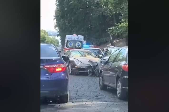 На Парковій дорозі в Києві зіткнулися лоб в лоб Porsche і Renault (відео)