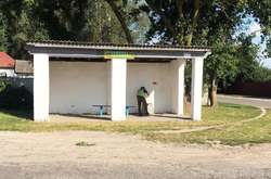 На Чернігівщині невідомі жартівники «замінували» зупинку будильниками