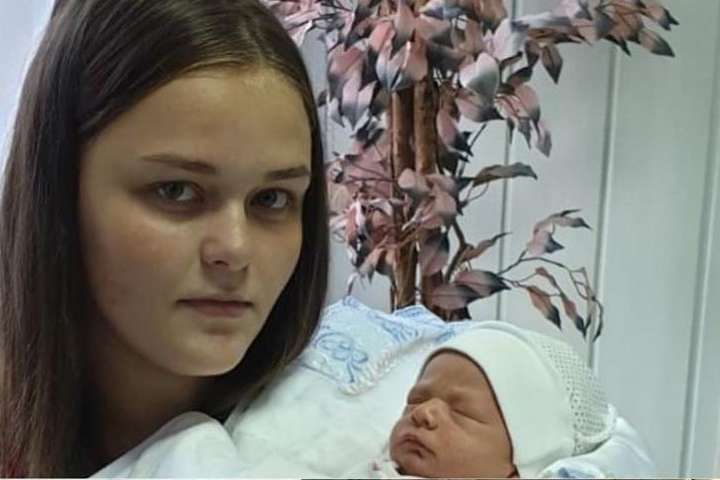 Під Києвом зникла безвісти 16-річна дівчина зі своїм немовлям (фото)