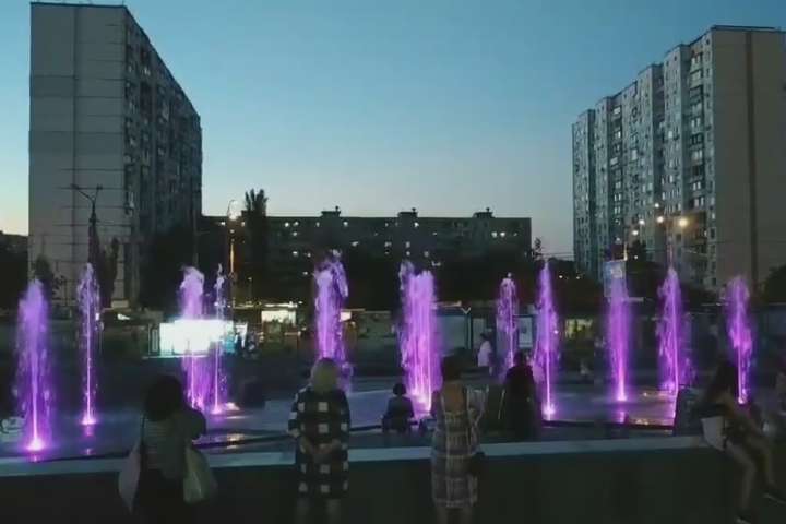 У сім’ї київських фонтанів поповнення: водограй на Оболоні співатиме (відео)