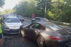 З’явилося відео, як водійка Porsche влаштувала ДТП на Печерську