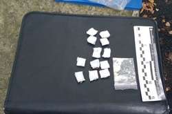   Правоохоронці вилучили у чоловіка 13 пакетиків із розфасованою речовиною  