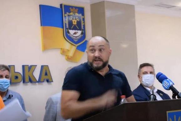 Николаевские националисты забросали яйцами депутатов ОПЗЖ (видео)