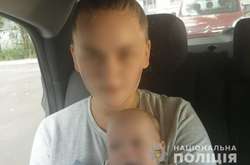 Поліція доставила дівчину з дитиною до місця проживання