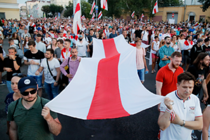 Білоруські силовики завели кримінальну справу через біло-червоно-білий прапор
