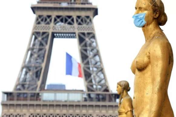 Франція одягає маски: захист для обличчя став обов'язковим на роботі