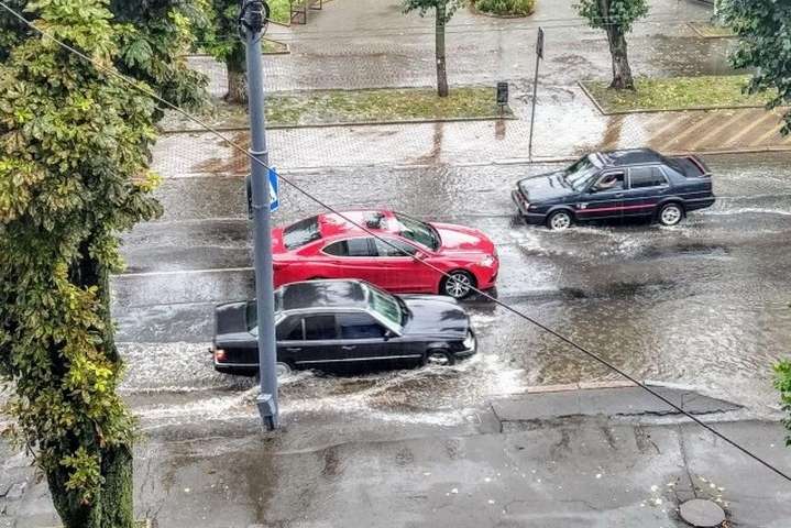 Затоплені вулиці і повалені дерева: Луцьк накрила потужна злива