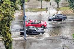 Затоплені вулиці і повалені дерева: Луцьк накрила потужна злива