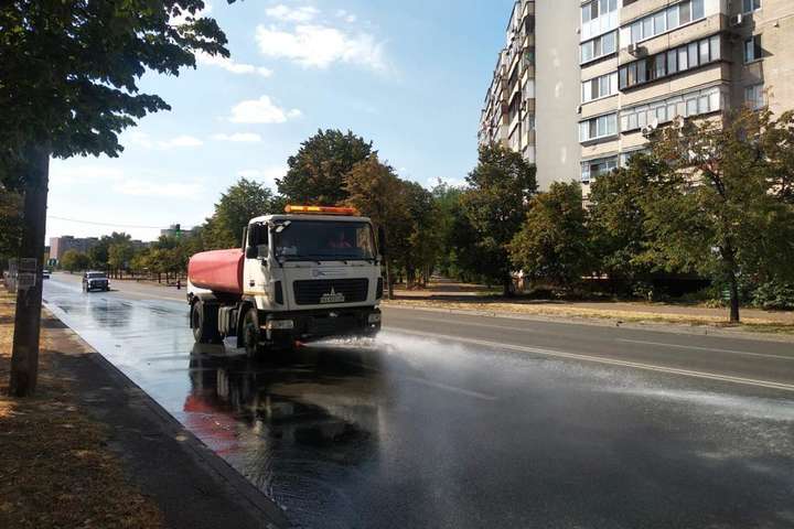 Спека вдарила по Києву: дорожники посилено поливають вулиці міста (фото)