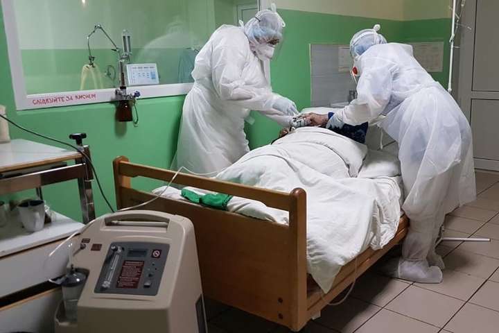 Майже 2 тисячі нових хворих за добу. В Україні новий коронавірусний антирекорд 