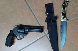  Пістолет і ніж, вилучені у громадянина України 