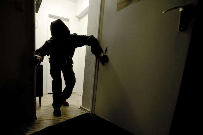 Пока родители спали, связанный ребенок наблюдал, как грабят их дом