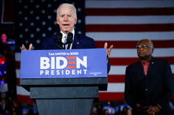 Джо Байден позмагається за крісло президента США з чинним главою Білого дому Дональдом Трампом