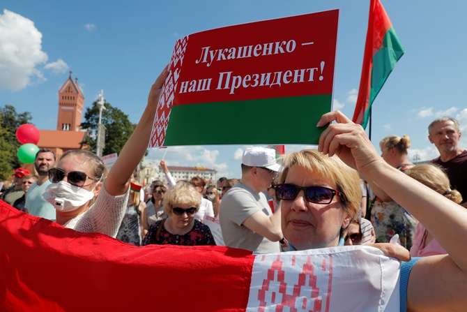 Появилось видео, как участники митинга за Лукашенко заучивают правильные кричалки