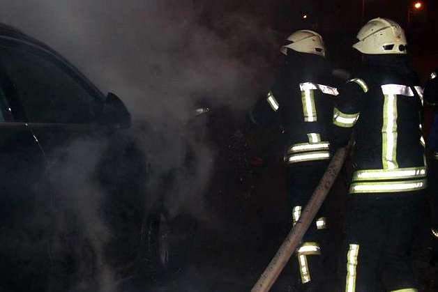 Нічні автомобільні пожежі тривають: у Києві згоріла чергова автівка 