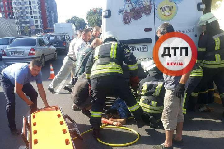 Під Києвом мікроавтобус збив жінку і протягнув по дорозі десять метрів (фото)
