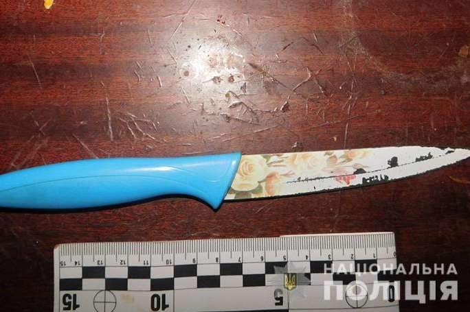 Молодик ударив ножем у живіт знайомого за образу дівчини (фото)