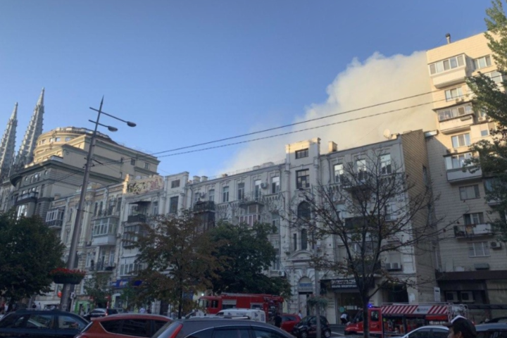 У Києві на Васильківській масштабна пожежа (відео)