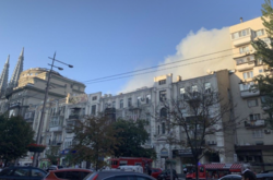 На місці працюють рятувальники ДСНС, до місця пожежі приїхали три пожежні машини