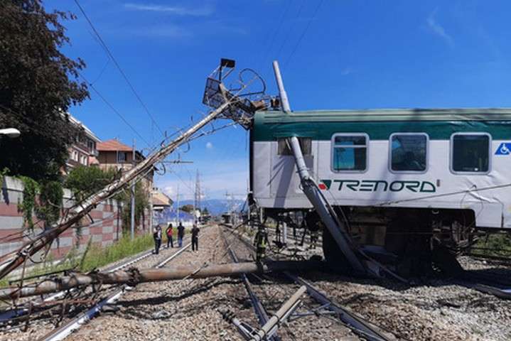 В Італії пасажирський поїзд зійшов з рейок