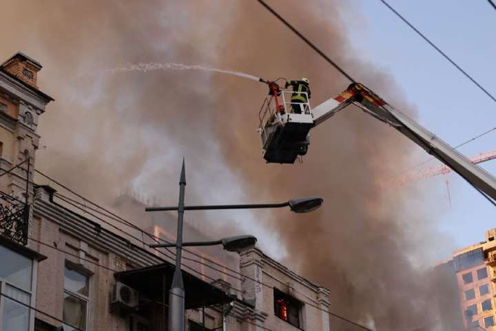 Рятувальники загасили пожежу на Великій Васильківській у Києві