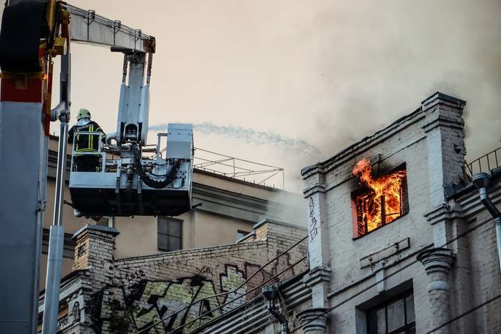 Дах упав, води по коліно: мешканців будинку, що палав у центрі Києва, відселять