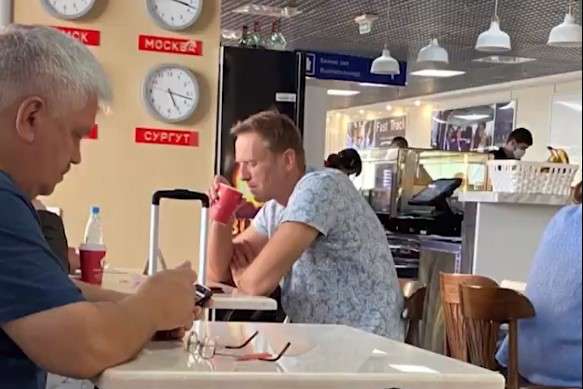 Перед польотом Олексій Навальний пив каву в аеропорту&nbsp; - Отруєння Навального: у мережі з’явилося відео з криками у літаку