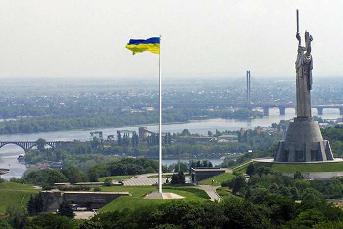 У Києві встановили флагшток для найбільшого прапора України (фото)