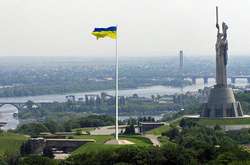 Флагшток встановили на території меморіального комплексу «Національний музей історії України у Другій світовій війні» біля «Батьківщини-матері»