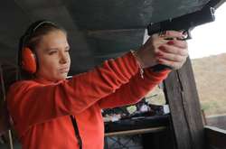 Жена Олега Винника взяла в руки оружие (фото) 