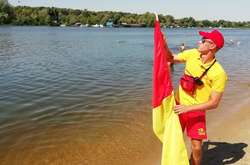 Показники води різко погіршились: на яких пляжах Києва заборонили купатися (список)