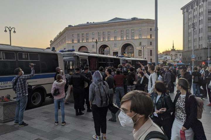 Сьогодні ввечері до будівлі ФСБ вийшли кілька десятків людей - Біля будівлі ФСБ в Москві пройшов пікет на підтримку Навального, є затримані