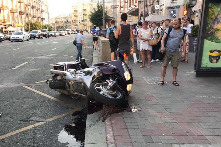У центрі Києва зухвалий водій авто збив мотоцикліста та втік з місця ДТП (фото, відео)