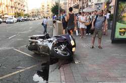 У центрі Києва зухвалий водій авто збив мотоцикліста та втік з місця ДТП (фото, відео)