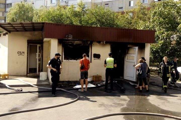 У Києві чоловік після сварки з дружиною підпалив магазин і вистрибнув з даху (фото)