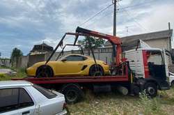 У Києві молодик за допомогою евакуатора викрав зі стоянки елітний Porsche (фото)