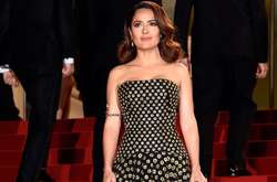  53-летняя актриса Сальма Хайек насладилась чашкой кофе в самом летнем образе 
  