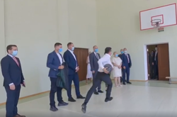 Зеленський випробував шкільний спортзал і закинув м’яча до баскетбольного кошика