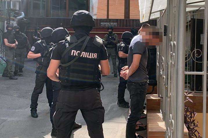 Напередодні Дня Незалежності у центрі Києва поліція виявила озброєну групу осіб