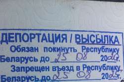 Білорусь депортує двох російських журналістів