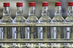 На Закарпатті податківці виявили 16 тисяч пляшок фальсифікованого алкоголю