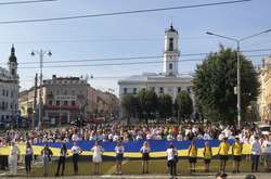 Мешканців Чернівців закликали у День Прапора підняти стяг над своїми оселями