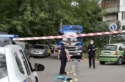 Тягнув тіло по асфальту вісім метрів: в Києві п’яний водій сміттєвоза збив матір з дитиною (відео)