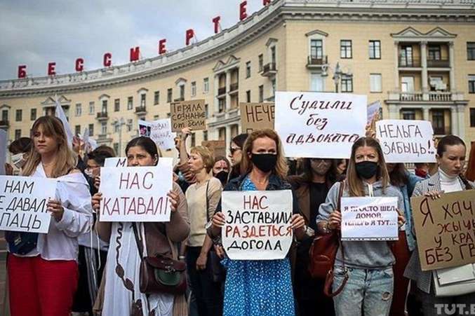 У Мінську тисячі жінок провели акцію проти насильства